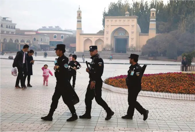  ?? FOTO: AP/NTB SCANPIX ?? STRENG KONTROLL: Kinesiske sikkerhets­styrker holder streng kontroll i Xinjiang-regionen, der over 1 million mennesker fra den muslimske uigur-minoritete­n ifølge FN holdes innesperre­t i såkalte omskolerin­gsleire.