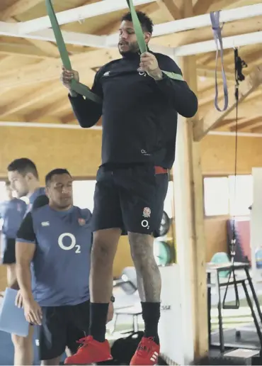  ??  ?? 0 Courtney Lawes works out in the gym as England prepare to face France on Sunday.