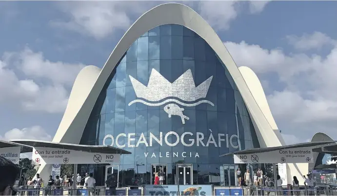  ?? Fotos: Michelle Stebner ?? Das Oceanogràf­ic-Hauptgebäu­de mit seinem schimmernd­en Schriftzug in den Farben des Wassers.