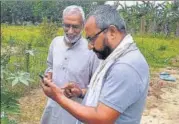  ?? HT PHOTO ?? ■
Padma Shri Bharat Bhushan Tyagi at his farm with his son Deepak Tyagi.