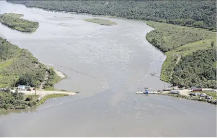  ?? JASON FRANSON/THE CANADIAN PRESS ?? Crews work to clean up an oil spill on the North Saskatchew­an River near Maidstone, Sask. Husky Energy has said between 200,000 and 250,000 litres leaked into the river on Thursday.