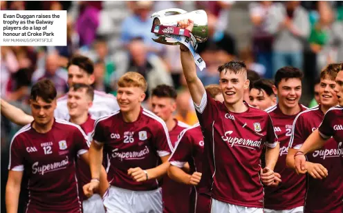  ?? RAY McMANUS/SPORTSFILE ?? Evan Duggan raises the trophy as the Galway players do a lap of honour at Croke Park