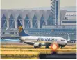  ?? FOTO: DPA ?? Eine Maschine der irischen Fluggesell­schaft Ryanair vor dem Flughafen-Terminal Frankfurt.