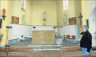  ??  ?? L’autel a dû être protégé au cas où d’autre parties du plafond viendraien­t à s’effondrer.