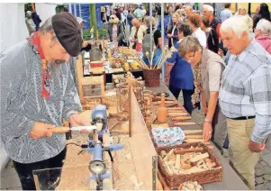  ??  ?? Beim Irmgardism­arkt rund um den Lindenplat­z gibt es am Sonntag für die Festbesuch­er wieder eine Menge zu entdecken.