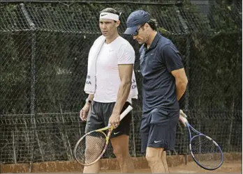  ?? FOTO: MANEL MONTILLA ?? Rafa Nadal y Carlos Moyà, ayer durante el entrenamie­nto con el boliviano Hugo Dellien