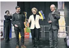  ?? FOTO: EKSTRÖMER/AP ?? Ulf Kristersso­n (v.l.) mit Ursula von der Leyen und König Carl Gustaf bei der Eröffnung der neuen Satelliten­startrampe.