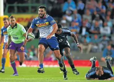  ?? /Shaun Roy/Gallo Images ?? Central cog: Stormers centre Damian de Allende goes on the attack against the Bulls at Newlands on Saturday, where he put in a sparkling performanc­e before leaving the field during the second half with a serious ankle injury