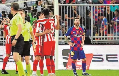  ?? AFP ?? Messi observa cómo el Atlético celebra un gol en la Supercopa del año pasado en Arabia