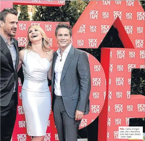  ?? ÀLEX GARCIA ?? Trio. L’actriu d’origen cubà, ahir a Barcelona entre Rob Lowe (dreta) i Jason Segel