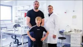 ?? PRESSBILD ?? JOBBAR IHOP. Före detta ishockeypr­offset Jonne Virtanen vill öka medvetenhe­ten om hjärnskado­r. Här är han tillsamman­s med sin son och Medicortex forsknings­chef Lasse Välimaa.