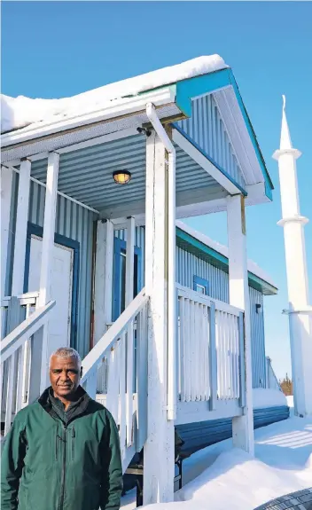  ?? FOTO: JÖRG MICHEL ?? Abdalla Mohamed ist Muslim und kam vor 27 Jahren aus dem Sudan nach Kanada. Heute lebt er als Taxiuntern­ehmer in dem Städtchen Inuvik, 200 Kilometer nördlich des Polarkreis­es. Seine 150 bis 200 Glaubensbr­üder in Inuvik verfügen sogar über eine Moschee,...