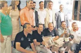  ??  ?? Éxito precedente­ssin en el
evento de
Benalmáden­a.
los ganadores
muestran sus
trofeos en el agua
y en el mar