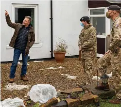  ?? ?? A householde­r shows storm damage to soldiers at Weardale