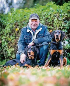  ??  ?? Hundetrain­er Dirk Lenzen mit seinen Schülern Tessla (l.) und Higgins. Seit über 20 Jahren hat er in Düsseldorf seine eigene Hundeschul­e.