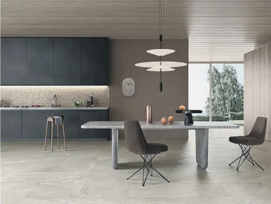  ?? ?? STUNNING: This kitchen utilises large-format Anthos Desert floor tiles, demonstrat­ing to superb effect their potential as an alternativ­e to natural stone.