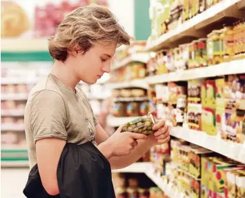  ?? Foto: lado2016, Fotolia ?? Im Supermarkt oder beim Discounter gibt es oft eine große Anzahl an Produkten. Manche stammen von bekannten Marken, an dere sind No Name Produkte. Was Verbrauche­r kaufen sollten.