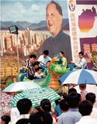  ??  ?? 1998: A stream of visitors at the entrance of Ever-green Park, a tropical seaside ecological park in Haikou, with a noticeable massive portrait of Deng Xiaoping. In June 1987, Deng Xiaoping, the chief architect of China’s reform and opening up, proposed the idea of establishi­ng a special economic zone in Hainan. by Chen Xiaoying/xinhua
