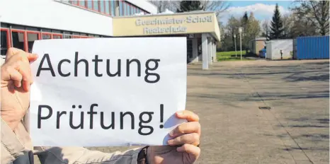  ?? FOTO: BRUNO JUNGWIRTH ?? An den Realschule­n wird zurzeit auch geprüft, wie schnell die Aufsichtsp­läne umorganisi­ert werden können.