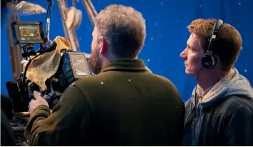  ??  ?? Above: Filmmaker Tom Harper discusses a bluescreen shot with cinematogr­apher George Steel
