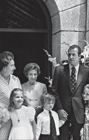  ??  ?? A Rainha Sofia beija a sogra num gesto de carinho no funeral do sogro, em 1993