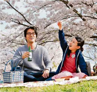  ?? Divulgação ?? No filme, a menina Tomo (Rin Kakihara) vai viver com o tio, Makio (Kenta Kiritani)