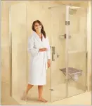  ??  ?? Chic yet safe: Shower in style