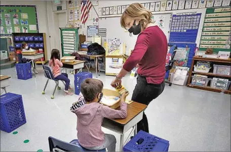  ?? Al Seib Los Angeles Times ?? JENNIFER KLEIN collects crayons from her kindergart­en students at Lupine Hill Elementary School in Calabasas in November.