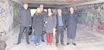  ?? FOTO: PAKUSCH ?? Der Bundestags­abgeordnet­e Uwe Schummer (CDU, 2. v.r.) macht sich beim Treffen mit den Viersener Ratsfrauen Manuela Krienen (2.v.l.) und Simone Gartz sowie Vertretern von Bahn und Stadt ein Bild von der Unterführu­ng.