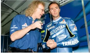  ??  ?? Right: Offering wise words to Jacque in 2000, the Frenchman’s first season in the premier class