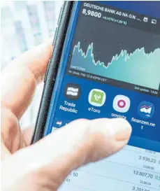  ?? FOTO: CHRISTIN KLOSE/DPA ?? Broker-app auf einem Smartphone: Die Kosten in Form von Grund- und Ordergebüh­r sind entscheide­nde Faktoren bei der Depotwahl.