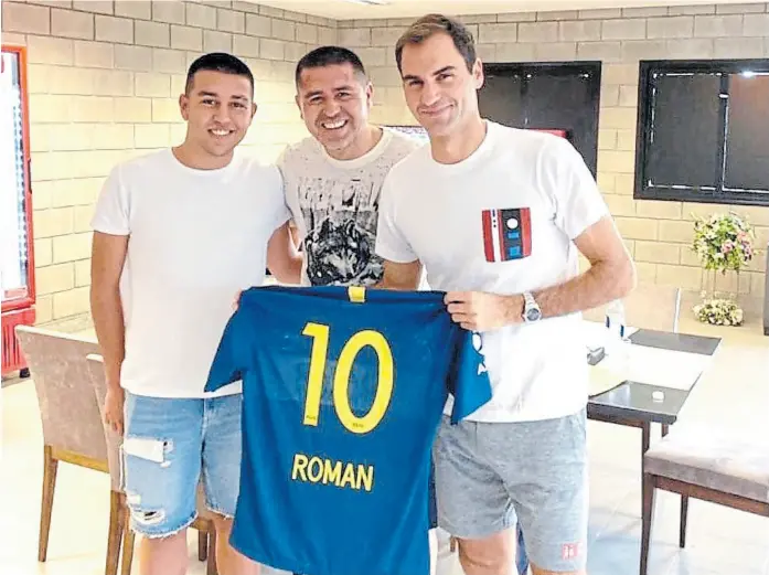  ?? Twitter ?? Como en familia: Riquelme le entrega a Federer la camiseta de Boca con su nombre; fue en Parque Roca, en ocasión de la exhibición de tenis entre el suizo y Zverev