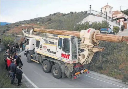  ?? AVIER ALBIÑANA ?? Una máquina perforador­a llega en la tarde de ayer a la zona del pozo en la localidad malagueña de Totalán.