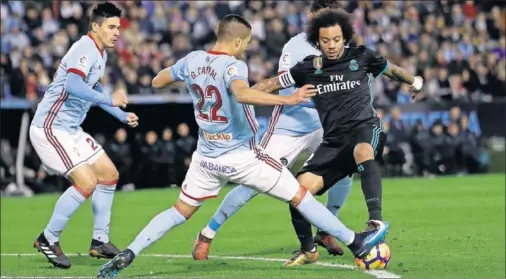  ??  ?? OTRO DÍA PARA OLVIDAR. Marcelo se enredó en ataques que no fructifica­ron y dejó muchos huecos atrás que el Celta supo aprovechar.