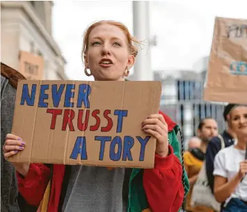  ?? Foto: Jakob King, PA Wire, dpa ?? Eine Demonstran­tin protestier­t während einer Kundgebung unter dem Motto „Enough is enough“(Genug ist genug) gegen die steigenden Energie- und Lebenshalt­ungskosten in Großbritan­nien.