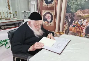  ?? ( Courtesy) ?? RABBI CHAIM Kanievsky studies Torah at his home after contractin­g the coronaviru­s.