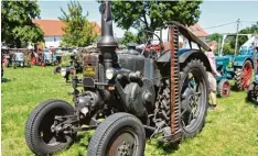  ??  ?? Raritäten von alten Fahrzeugen, vom Fahrrad über Motorräder, Autos, Traktoren bis zum Mähdresche­r waren bei der Oldtimerau­sstellung zu sehen.