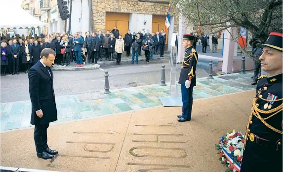  ??  ?? Auf den Tag genau 20 Jahre nach der Ermordung des französisc­hen Präfekten Claude Erignac weihte Präsident Emmanuel Macron in Ajaccio am Dienstag einen Platz ein, der den Namen des Spitzenbea­mten trägt.