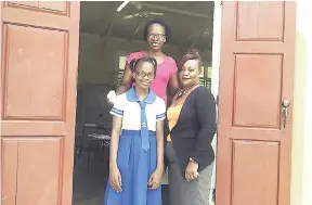  ?? PHOTOS BY GARETH DAVIS SR ?? Daynia Deans (left) of Nonsuch Primary School is pictured here with her principal, Marlise Cowie Adiansingh (right), and grandmothe­r Christine Parkes at the institutio­n in Portland.