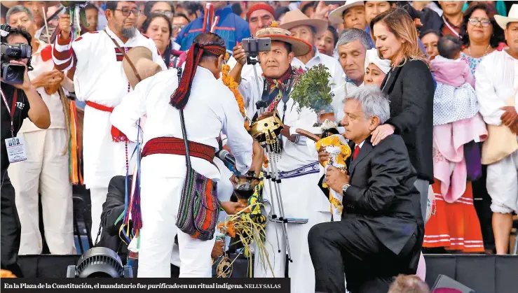  ?? NELLY SALAS ?? En la Plaza de la Constituci­ón, el mandatario fue purificado en un ritual indígena.