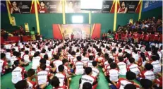  ??  ?? TERTIB: Suasana pembukaan Audisi Umum Djarum Beasiswa Bulu Tangkis Kota Surabaya.