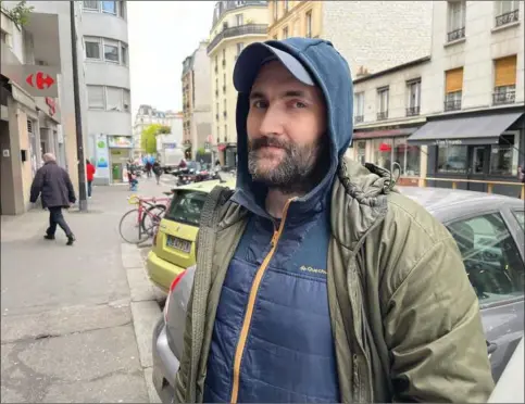  ?? ?? Stanko Bankovic kommer fra Serbien, men har boet år i Paris gennem 12 år. Lige nu bor han i et telt. Han melder sig frivilligt til den sociale udrensning, der bliver gennemført før OL begynder i Frankrigs hovedstad. Foto: Jørgen Ullerup