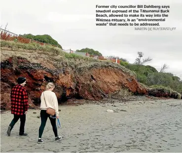  ?? MARTIN DE RUYTER/STUFF ?? Former city councillor Bill Dahlberg says sawdust exposed at the Tāhunanui Back Beach, allowed to make its way into the Waimea estuary, is an ‘‘environmen­tal waste’’ that needs to be addressed.