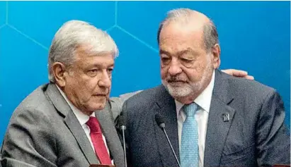  ??  ?? COINCIDEN. López Obrador tuvo una reunión con ingenieros del país y ahí se encontró con Carlos Slim.