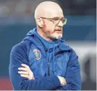  ?? ARIEL COBBERT/THE COMMERCIAL APPEAL ?? Memphis 901 head coach Tim Mulqueen on the sideline during a game at Autozone Park on Feb. 29. Memphis opens the season tonight.