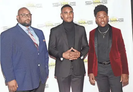  ?? PATRICK BREEN/THE REPUBLIC ?? Jalen Hurts, center, with his father, Averion Hurts, and his brother Averion Hurts Jr. before the National Quarterbac­k Club Awards Dinner & Hall of Fame induction ceremony in 2019 when he was at Oklahoma.