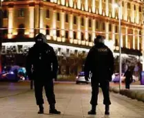  ??  ?? POLIS bersenjata mengawal keselamata­n di luar bangunan FSB di Moscow. - Reuters