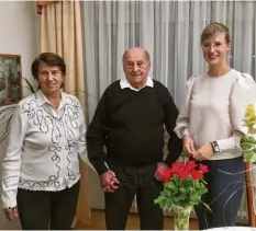  ?? Foto: Sammlung Lobgesang ?? Elfriede und Alfred Lobgesang aus Pfuhl haben ihren 65. Hochzeitst­ag gefeiert. Zu diesem besonderen Jubiläum gratuliert­e auch Oberbürger­meisterin Katrin Albstei‰ ger.