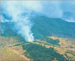  ?? FOTOS: AP ?? Miles de soldados y bomberos se desplegaro­n desde el fin de semana pasado para combatir las llamas en el norte de Brasil.