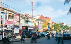  ?? SUPPLIED ?? Traffic passes on a street in Siem Reap town. Provincial authoritie­s recently ordered a long-standing ban on renting motos to foreigners in Siem Reap enforced.